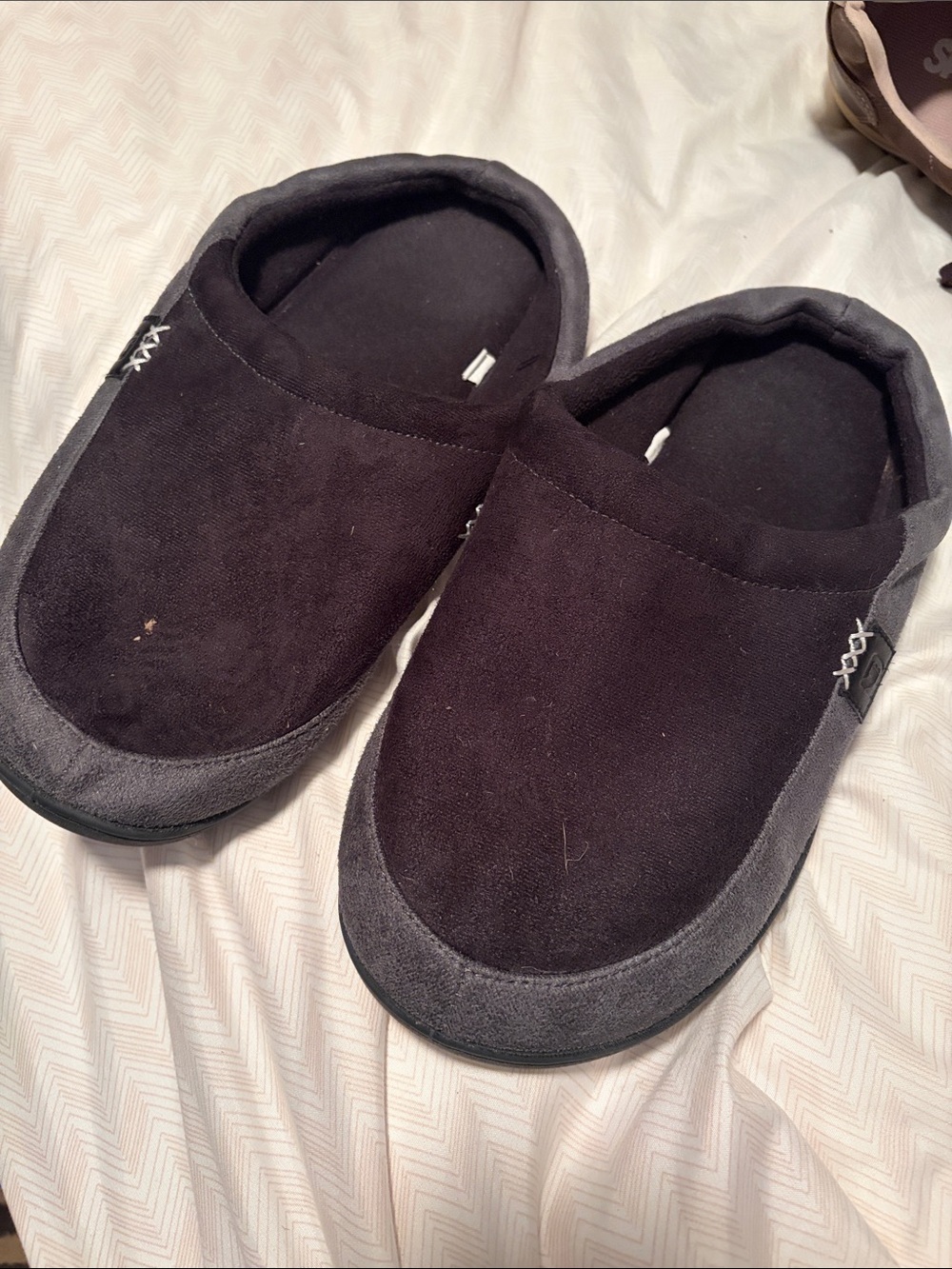 Newdenber Black & Gray Slippers - 11/12